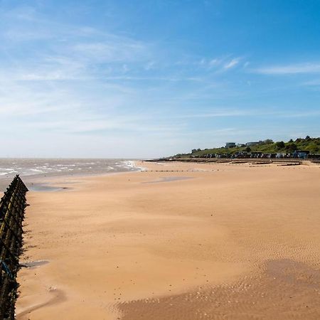 6 Berth Caravan With Decking At Martello Beach Holiday Park In Essex Ref 29016Y Hotel Клактън он Сий Екстериор снимка