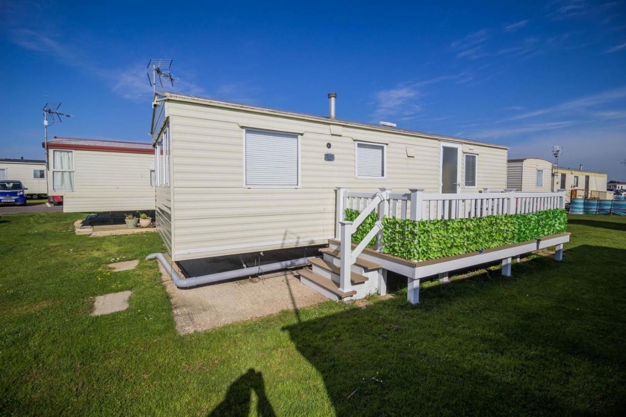 6 Berth Caravan With Decking At Martello Beach Holiday Park In Essex Ref 29016Y Hotel Клактън он Сий Екстериор снимка