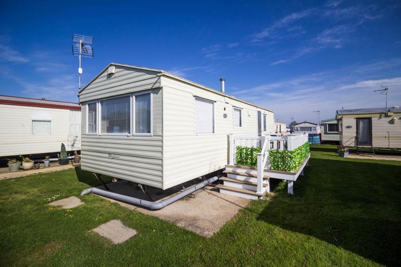 6 Berth Caravan With Decking At Martello Beach Holiday Park In Essex Ref 29016Y Hotel Клактън он Сий Екстериор снимка