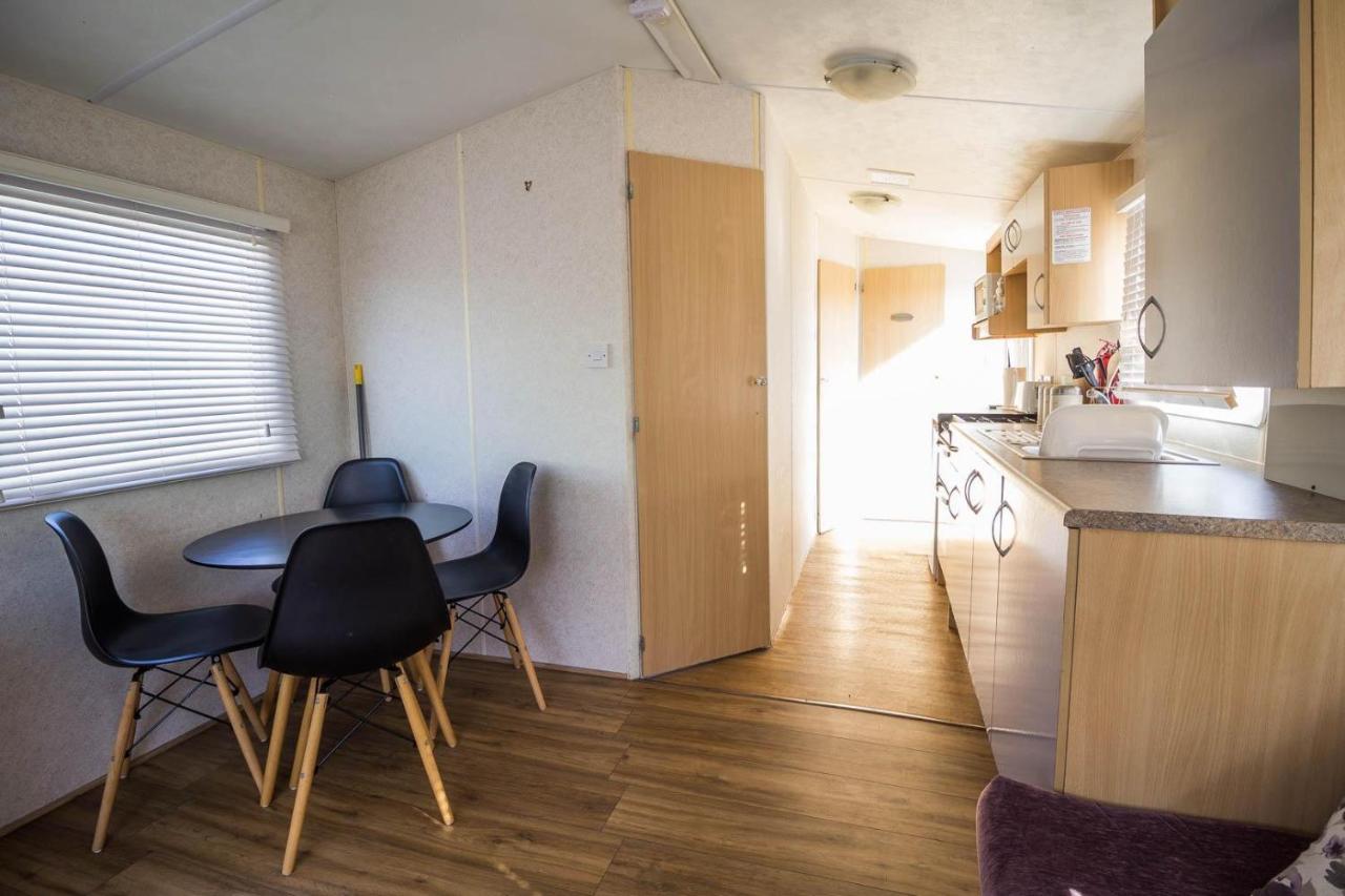 6 Berth Caravan With Decking At Martello Beach Holiday Park In Essex Ref 29016Y Hotel Клактън он Сий Екстериор снимка
