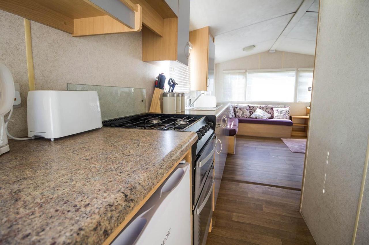 6 Berth Caravan With Decking At Martello Beach Holiday Park In Essex Ref 29016Y Hotel Клактън он Сий Екстериор снимка