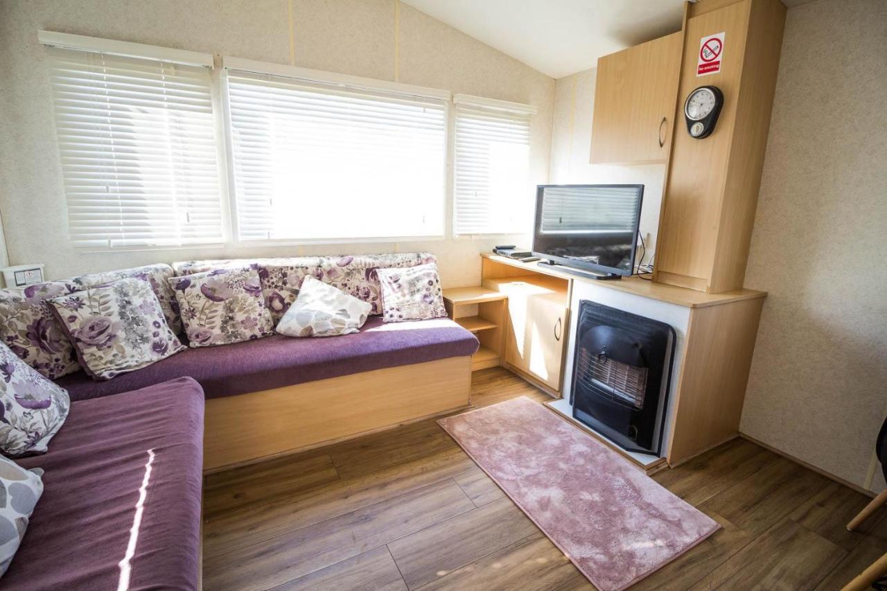 6 Berth Caravan With Decking At Martello Beach Holiday Park In Essex Ref 29016Y Hotel Клактън он Сий Екстериор снимка