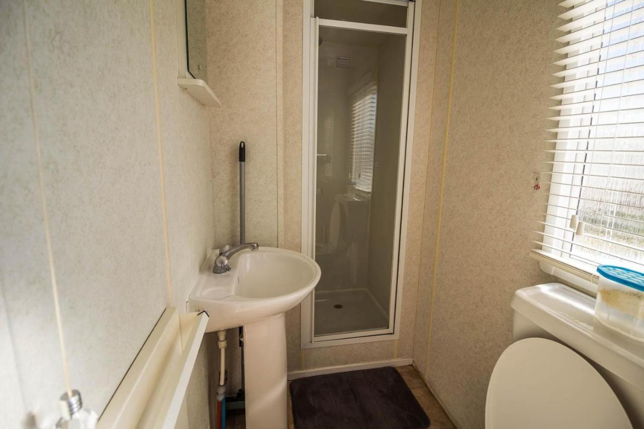 6 Berth Caravan With Decking At Martello Beach Holiday Park In Essex Ref 29016Y Hotel Клактън он Сий Екстериор снимка